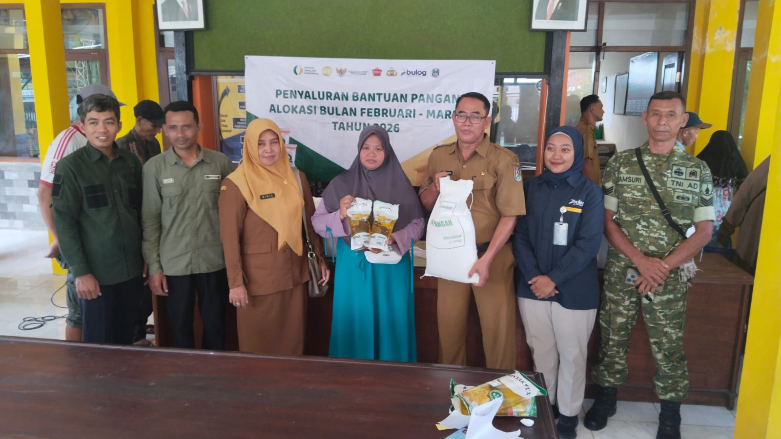 Ratusan Warga Perbon Antusias Terima Bantuan Pangan BULOG, Wujud Kepedulian Pemerintah untuk Masyarakat